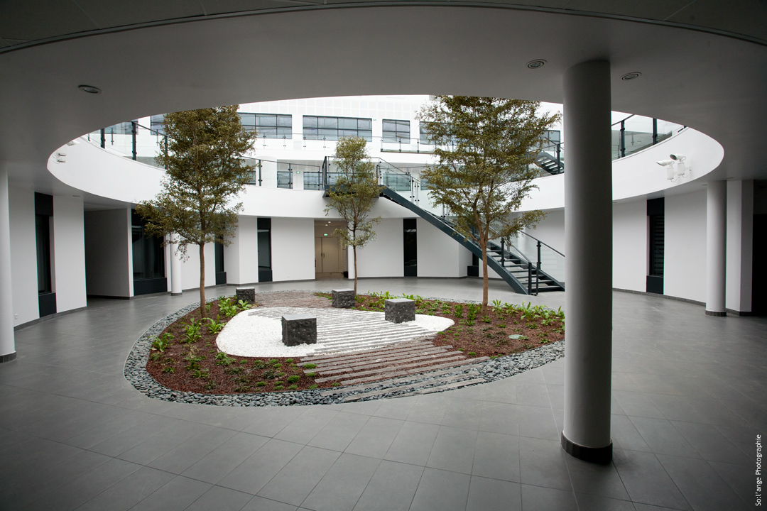 Helios Research centre, Saint-Jean-de-Braye, patio